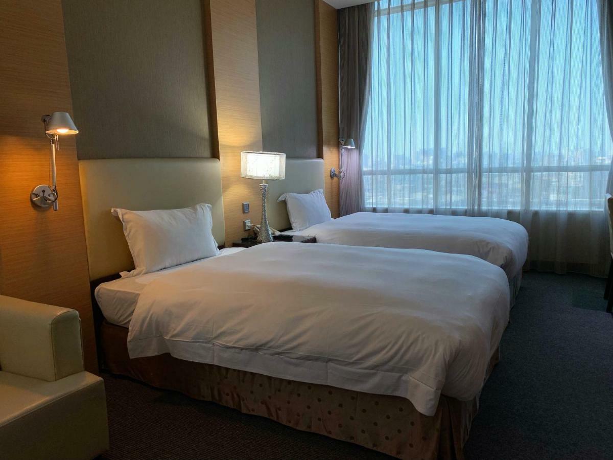Ever Delightful Business Hotel Chiayi City Exteriör bild