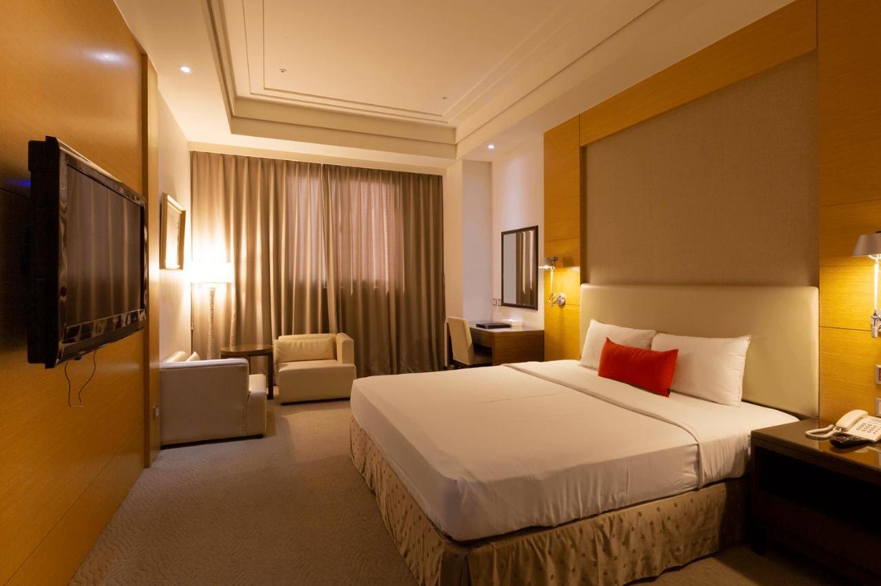 Ever Delightful Business Hotel Chiayi City Exteriör bild