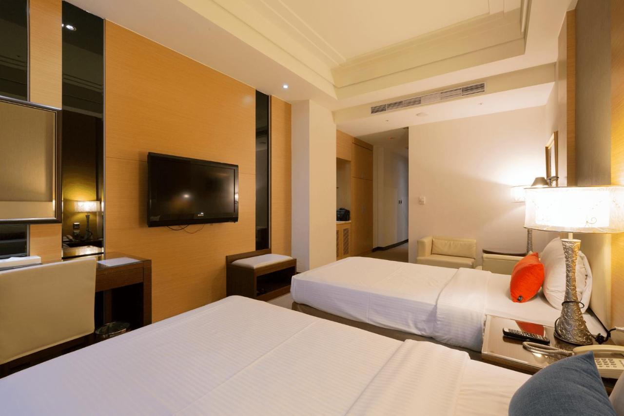 Ever Delightful Business Hotel Chiayi City Exteriör bild